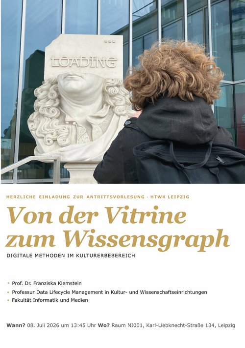 Einladung zur Antrittsvorlesung von Prof. Dr. Franziska Klemstein Franziska Klemstein blickt auf eine Skulptur, die die Büste einer Frau darstellt und deren obere Kopfhälfte von dem Wort "Loading" geziert ist.