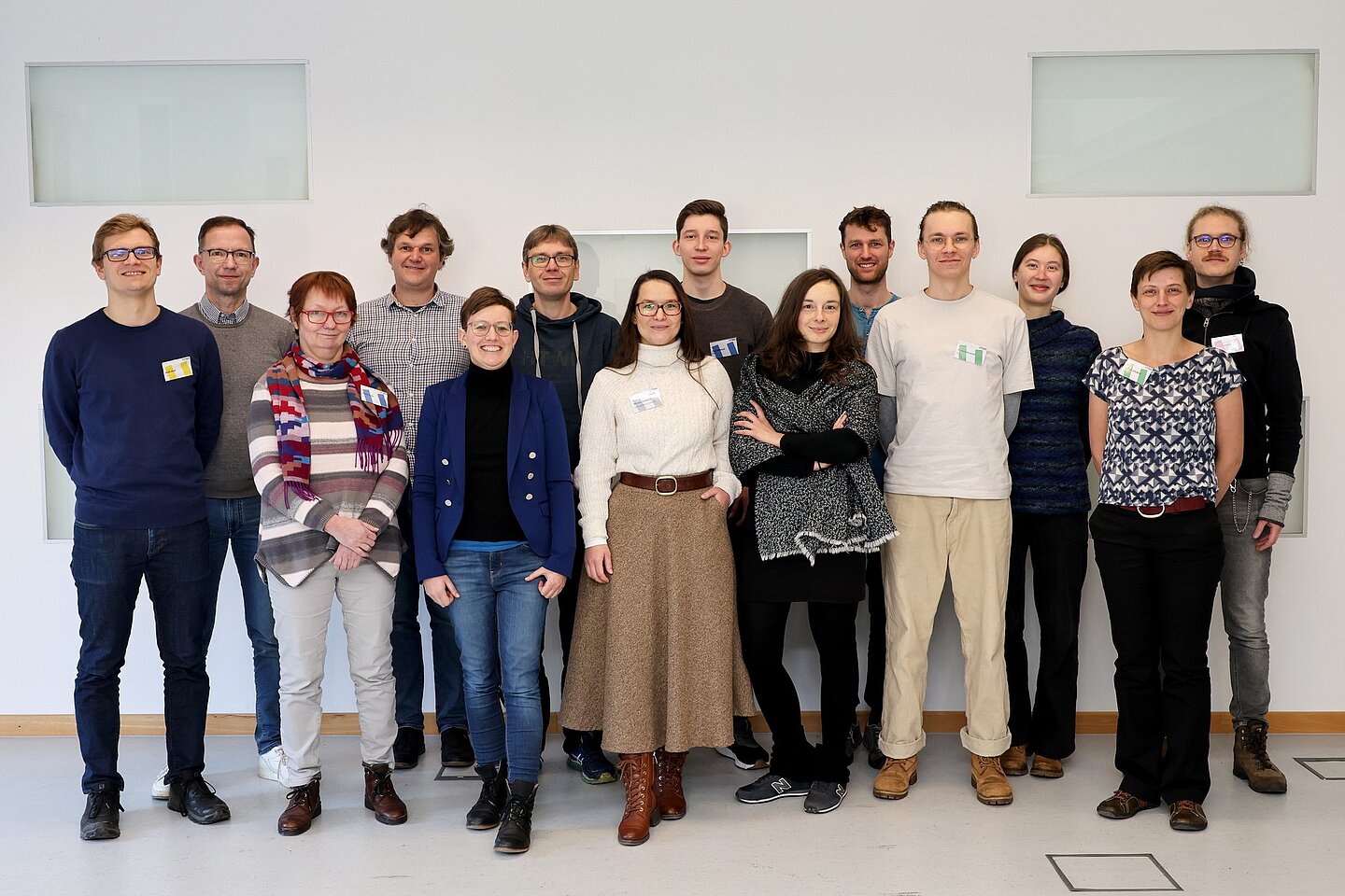 Das FAssMII-Team. Gruppenbild mit 14 Personen, die alle in die Kamera lächeln.
