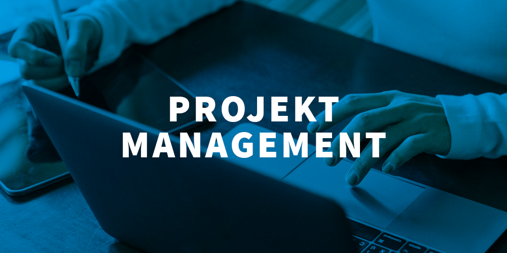 Unterstützungsangebot im Projektmanagement des Veranstaltungsbüros Eine junge Studentin arbeitet parallel an Laptop und Tablet.